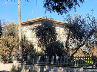 Casa Indipendente in Vendita a Castiglione del Lago, zona Carraia, 170'000€, 181 m², con Box