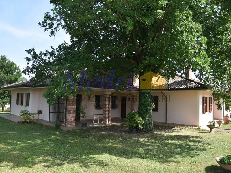 Villa in Vendita a Cesena, zona Borello, 480 m², con Box