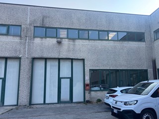 Capannone in Vendita a Sarzana, 650'000€, 780 m²