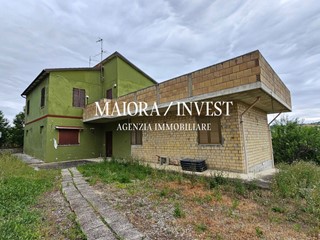 Casa Indipendente in Vendita a Carassai, 98'000€, 288 m², con Box