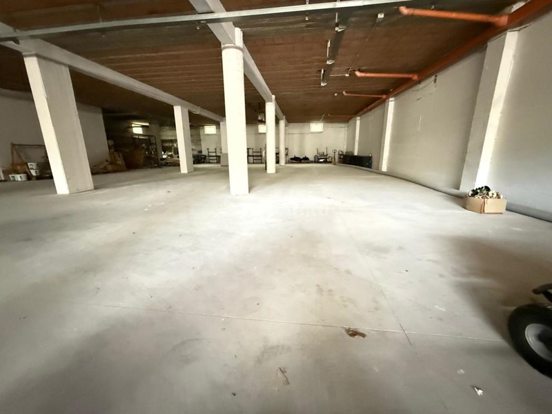 Magazzino in Affitto a Maddaloni, 2'000€, 750 m²