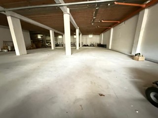 Magazzino in Affitto a Maddaloni, 2'000€, 750 m²