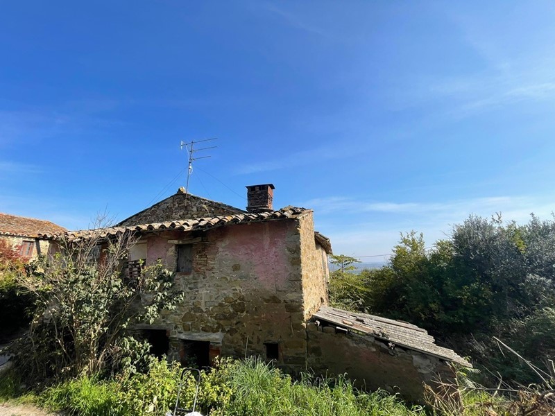 Casale in Vendita a Perugia, 49'000€, 245 m², con Box