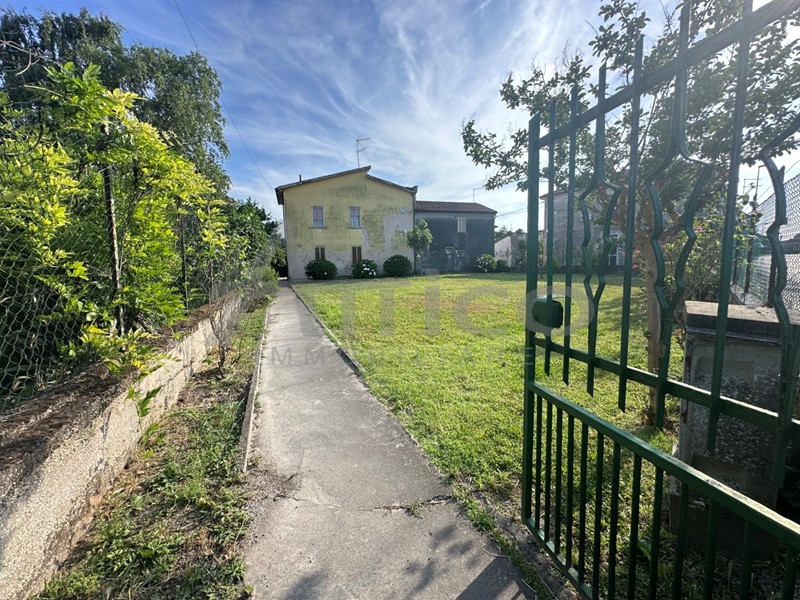 Casa Indipendente in Vendita a Rovigo, zona Grignano Polesine, 65'000€, 120 m², con Box