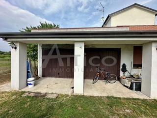 Casa Indipendente in Vendita a Rovigo, zona Sarzano, 185'000€, 200 m², con Box