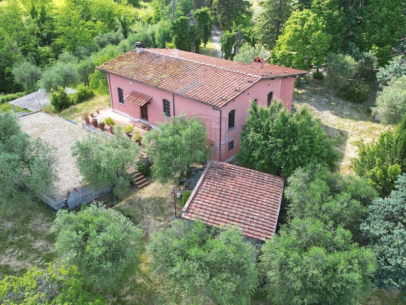 Casale in Vendita a Lucca, zona Nord, 750'000€, 230 m²