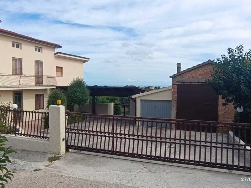 Casa Indipendente in Vendita a Lanciano, zona Marcianese, 189'000€, 207 m², con Box