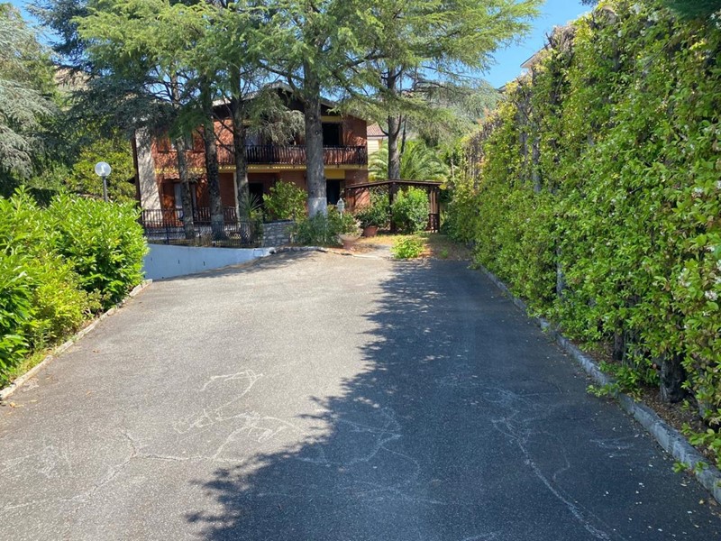 Casa Indipendente in Vendita a San Polo dei Cavalieri, zona Santa Balbina, 395'000€, 290 m², con Box