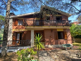 Casa Indipendente in Vendita a San Polo dei Cavalieri, zona Santa Balbina, 395'000€, 290 m², con Box