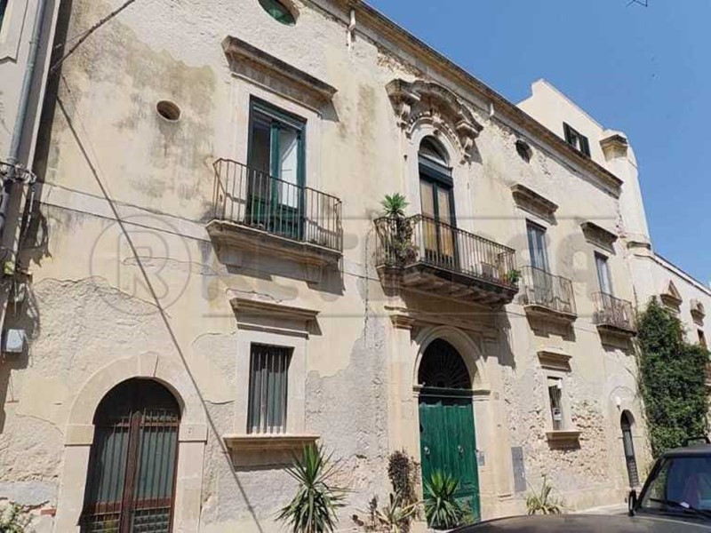 Casa Semi Indipendente in Vendita a Siracusa, 550'000&euro;, 234 m², con Box