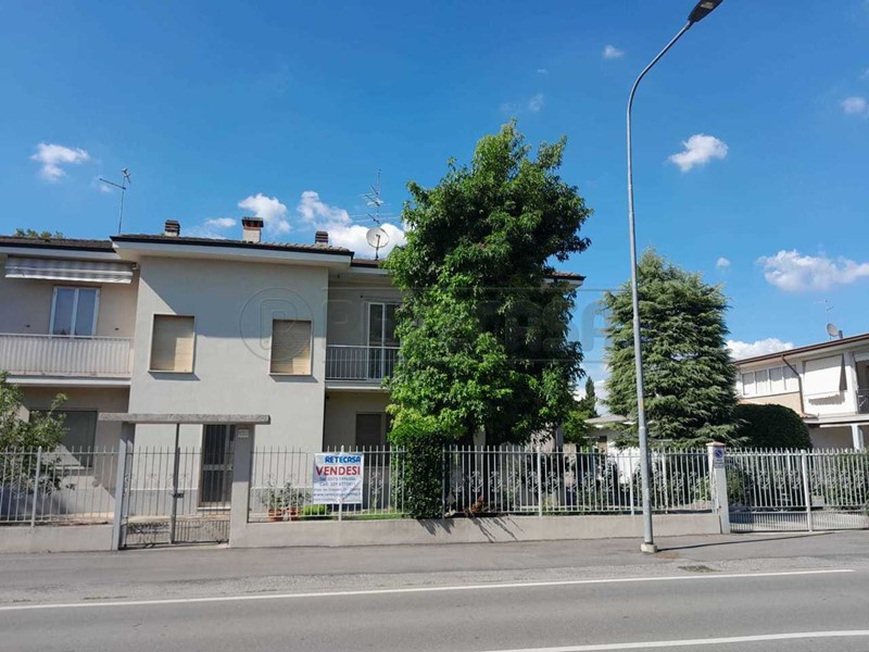 Villa in Vendita a Crema, 260'000&euro;, 195 m², con Box