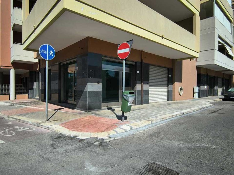 Immobile commerciale in Affitto a Monopoli, zona PERIFERIA, 3'800€, 302 m²