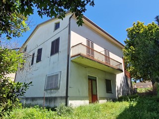 Villa in Vendita a Deruta, 180'000€, 260 m², arredato