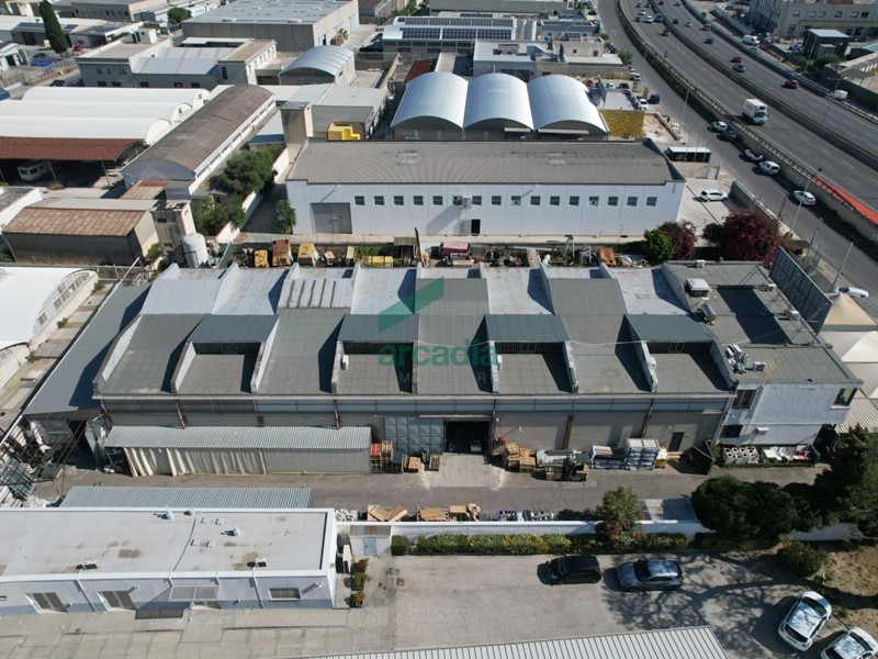Capannone in Vendita a Bari, zona Zona industriale, 550'000€, 730 m²