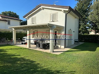 Villa in Vendita a Montignoso, zona Cinquale, 1'190'000€, 150 m², arredato