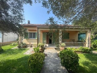 Casa Indipendente in Vendita a Pietrasanta, 900'000€, 150 m², con Box