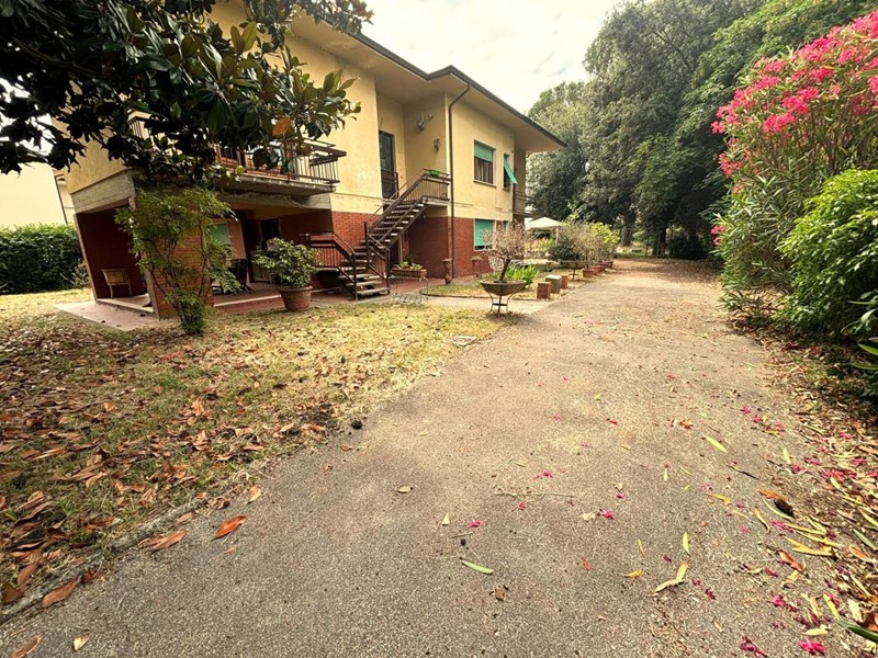 Villa in Vendita a Lucca, zona Sant'Alessio, 370'000&euro;, 220 m²