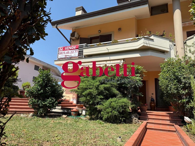 Villetta a schiera in Vendita a Caserta, 515'000€, 575 m²