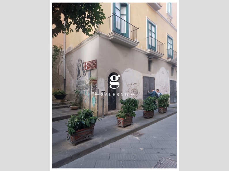 Negozio in Affitto a Salerno, 1'500€, 90 m²