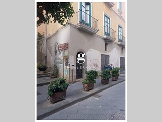 Negozio in Affitto a Salerno, 1'500€, 90 m²