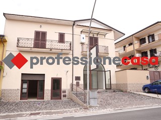 Negozio in Affitto a Ruviano, 500€, 93 m²