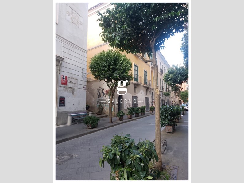 Negozio in Affitto a Salerno, 800€, 45 m²