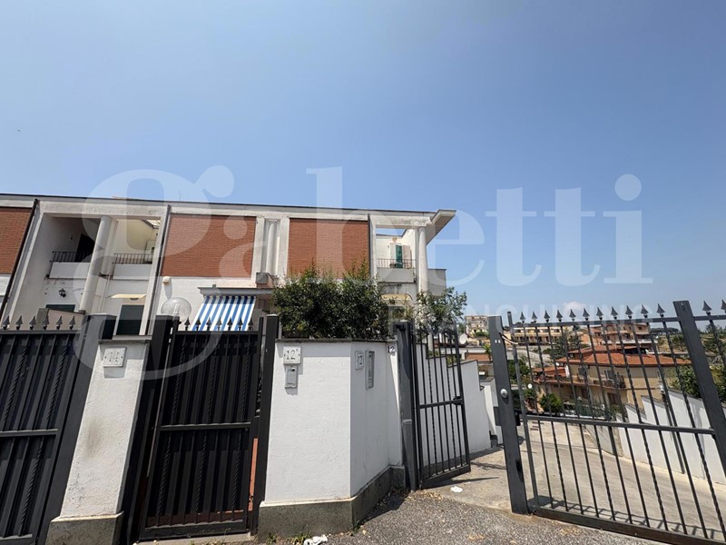 Villetta a schiera in Vendita a Roma, 280'000&euro;, 110 m², con Box