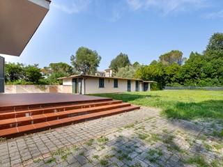 Villa in Vendita a Pisa, zona Porta a Lucca, 1'300'000€, 500 m², con Box