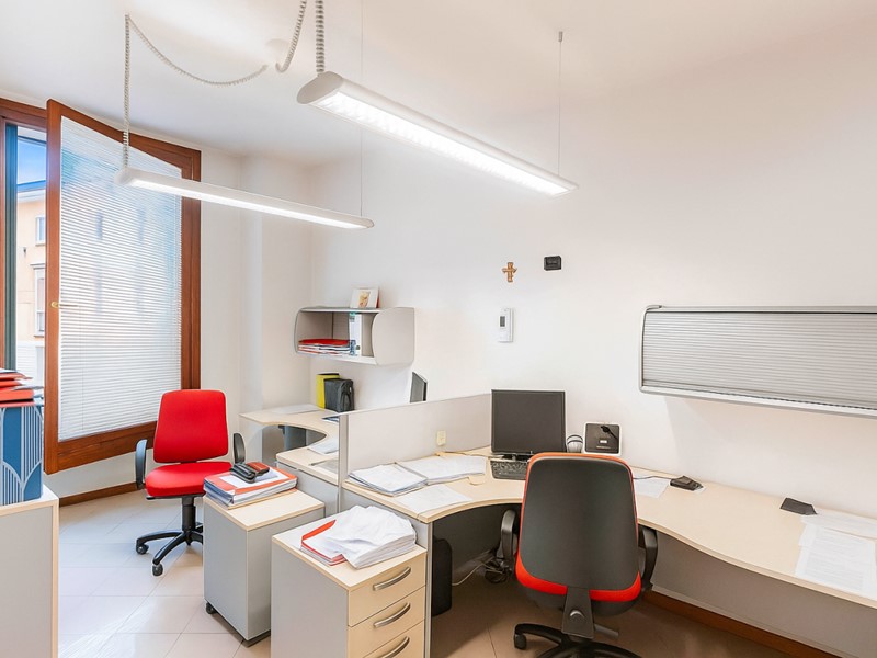 Ufficio in Affitto a Arzignano, 850€, 100 m²