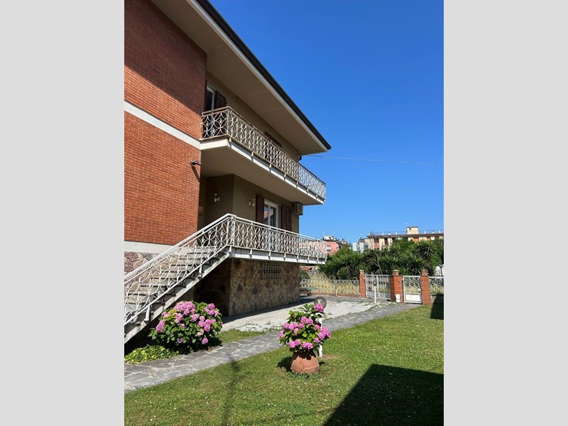 Appartamento in Vendita a Sarzana, 330'000€, 143 m², con Box