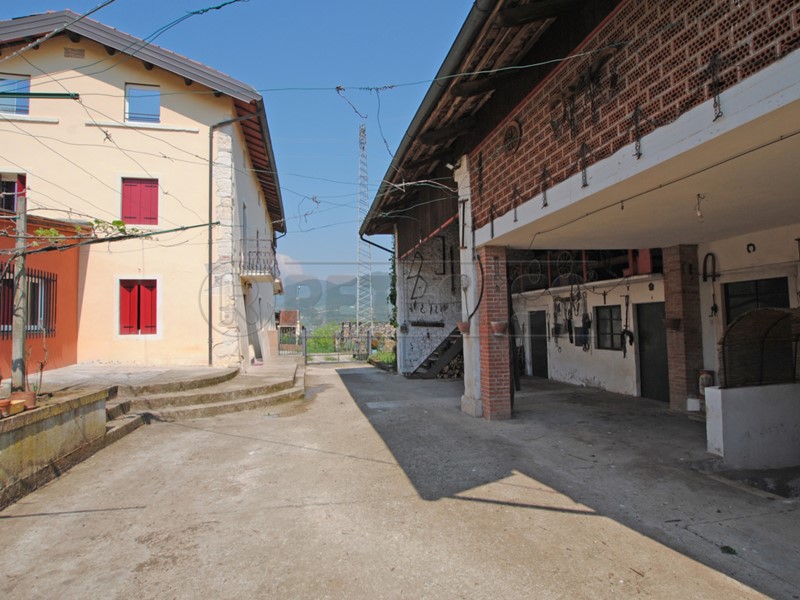Casa Indipendente in Vendita a Brogliano, 408 m², con Box