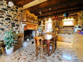 Casa Indipendente in Vendita a Brogliano, 408 m², con Box