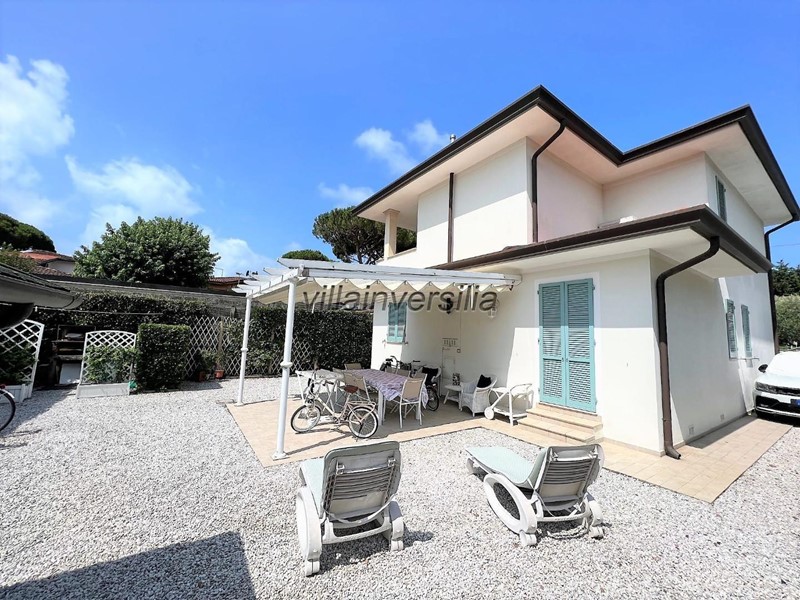 Villa in Vendita a Pietrasanta, zona Marina di Pietrasanta, 1'090'000€, 150 m², arredato, con Box