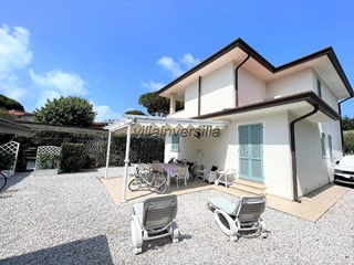 Villa in Vendita a Pietrasanta, zona Marina di Pietrasanta, 1'090'000€, 150 m², arredato, con Box
