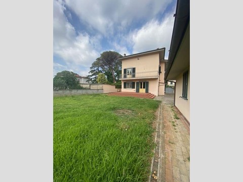 Villa in Vendita a Pisa, 1'300'000€, 500 m², con Box