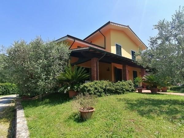 Villa in Vendita a Lucca, zona Montuolo, 480'000&euro;, 300 m², con Box