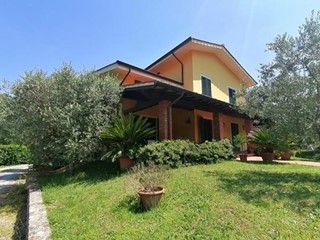 Villa in Vendita a Lucca, zona Montuolo, 480'000&euro;, 300 m², con Box