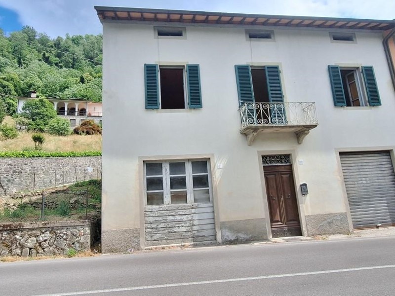Casa Indipendente in Vendita a Bagni di Lucca, 90'000€, 150 m², arredato, con Box