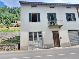 Casa Indipendente in Vendita a Bagni di Lucca, 90'000€, 150 m², arredato, con Box