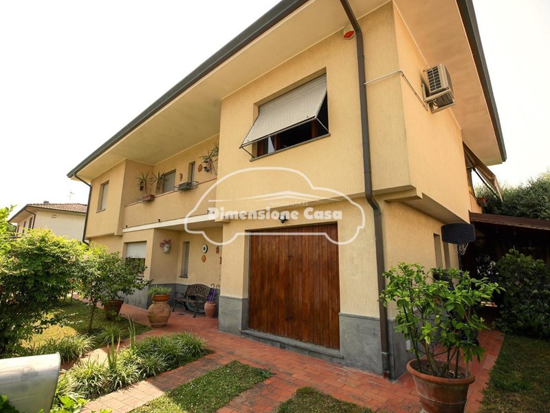 Villa in Vendita a Lucca, zona Nave, 465'000&euro;, 250 m², con Box