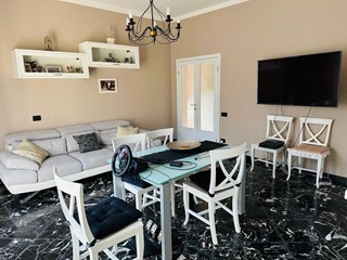 Casa Indipendente in Vendita a Siena, zona Taverne D'arbia, 340'000€, 220 m², arredato, con Box