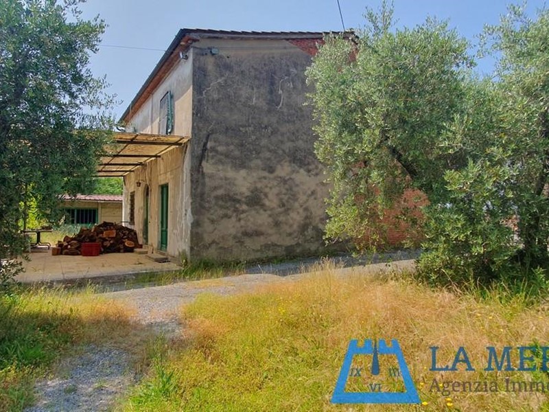 Casale in Vendita a Lamporecchio, 185'000€, 220 m², con Box