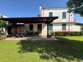 Villa bifamiliare in Vendita a Terracina, 259'000€, 80 m², arredato