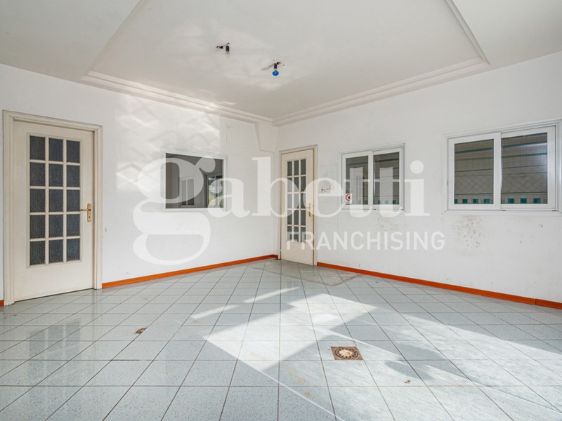 Negozio in Affitto a Mugnano di Napoli, 1'200€, 150 m²