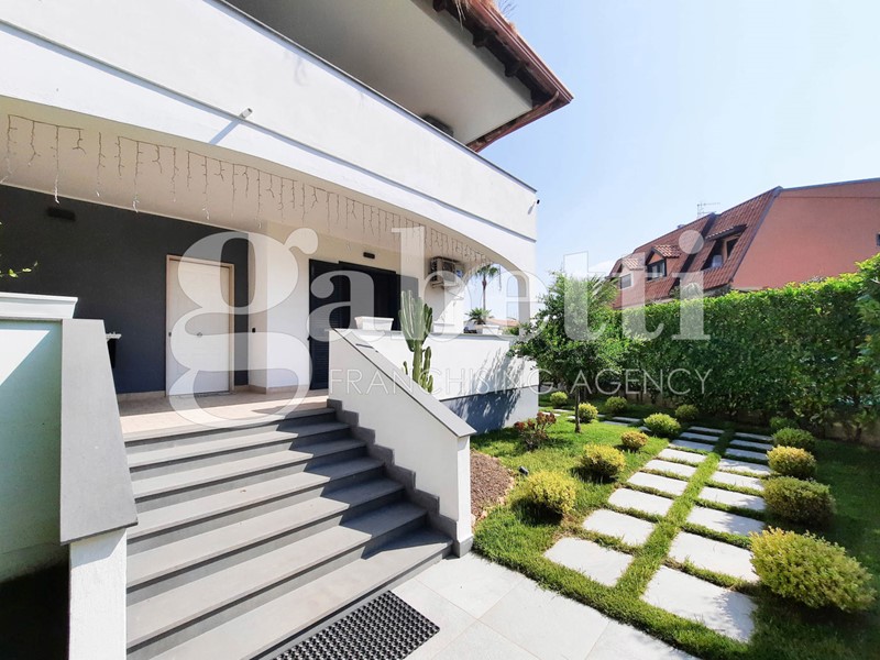 Villa bifamiliare in Vendita a Giugliano in Campania, 430'000€, 248 m²