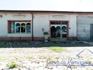 Capannone in Vendita a Cesena, 300'000€, 829 m²