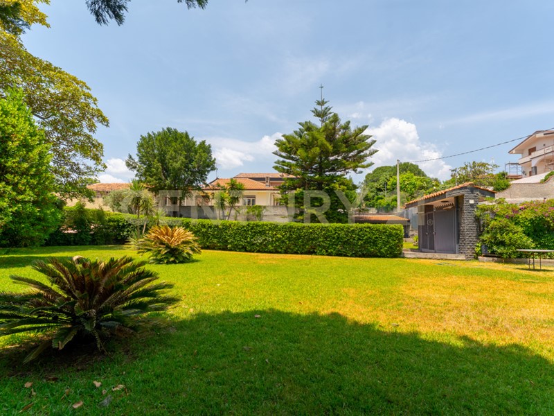 Casa Indipendente in Vendita a Mascalucia, 398'000€, 330 m², con Box