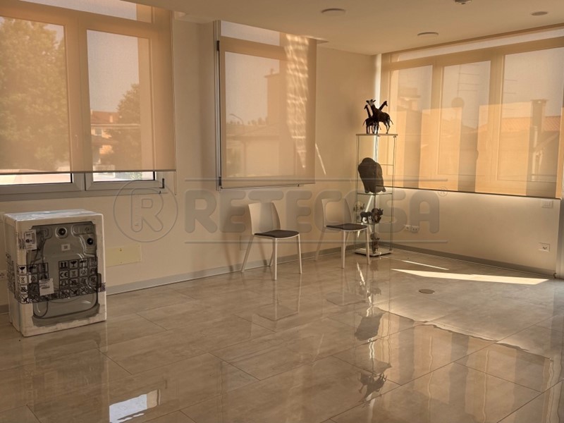 Ufficio in Affitto a Mira, zona Oriago, 1'500€, 150 m²