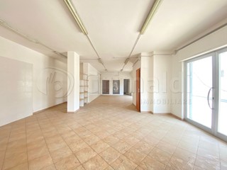 Immobile commerciale in Affitto a Lusciano, 650€, 80 m²