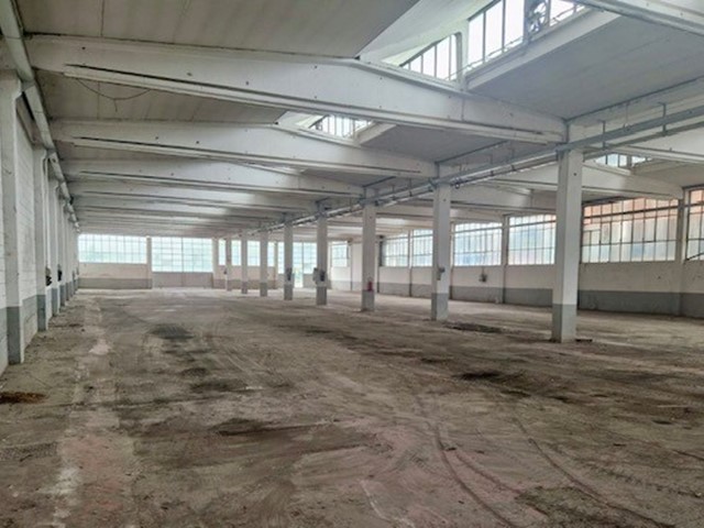 Capannone in Vendita a Erba, 750'000&euro;, 1500 m²